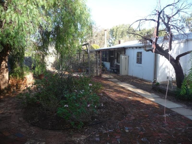 10 Ninth Road, York WA 6302