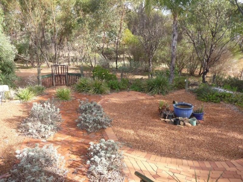 9 Ninth Road, York WA 6302