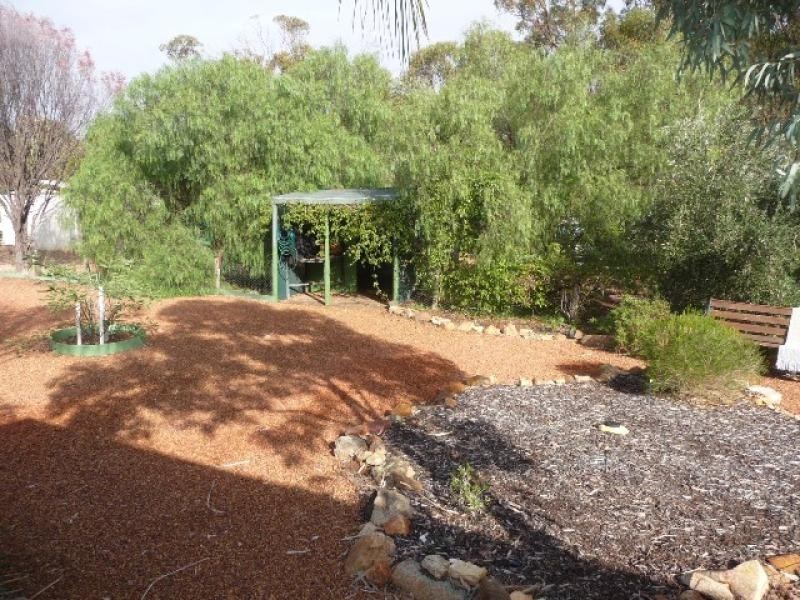 9 Ninth Road, York WA 6302