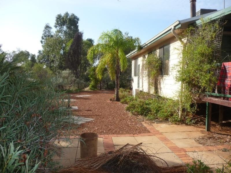 9 Ninth Road, York WA 6302