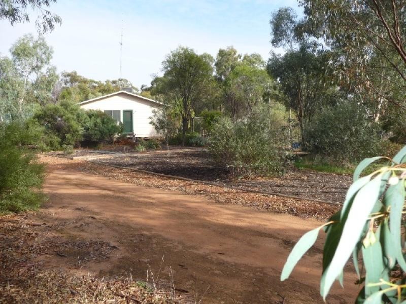 9 Ninth Road, York WA 6302