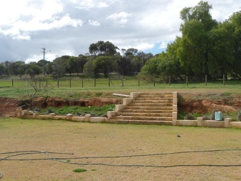 36 York Road, York WA 6302