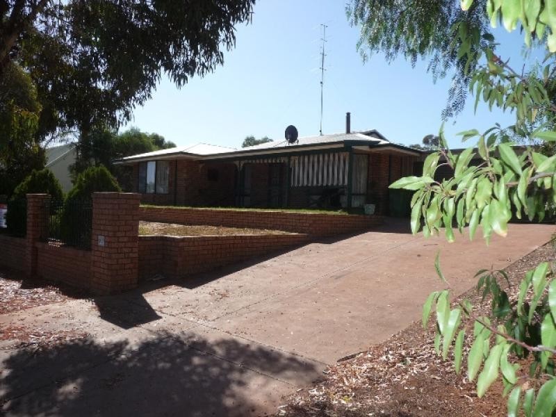 38 Suburban Road, York WA 6302