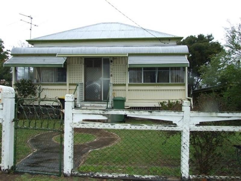 15 PERCY ST, Warwick QLD 4370