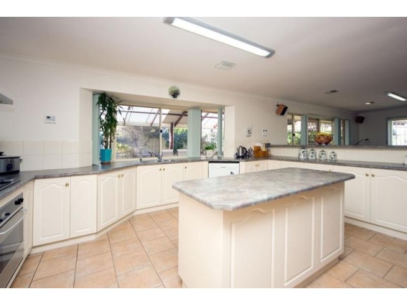 2 Nicholas Walk, Aberfoyle Park SA 5159