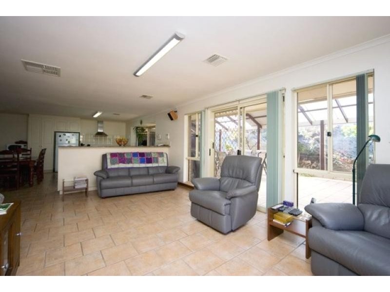 2 Nicholas Walk, Aberfoyle Park SA 5159