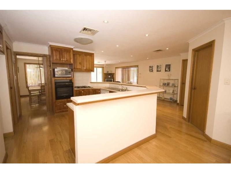 4 Lakeview Close, Woodcroft SA 5162