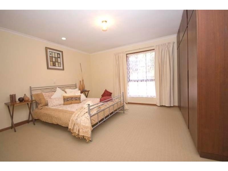 11 Horseshoe Drive, Aberfoyle Park SA 5159