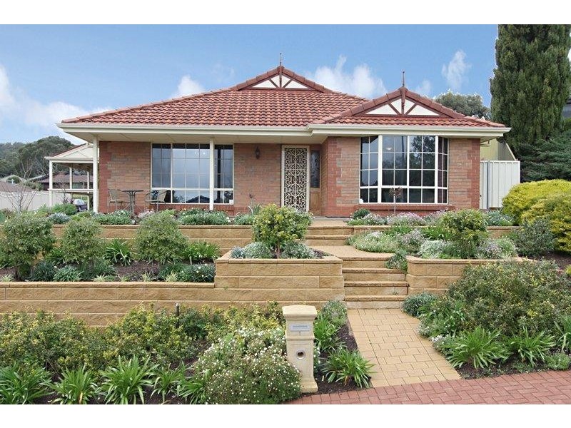 1 Dunalbyn Drive, Aberfoyle Park SA 5159