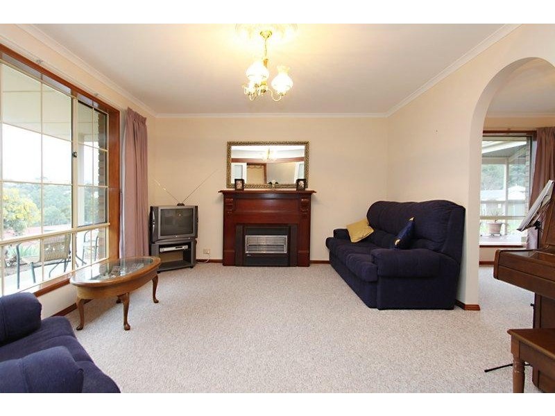 1 Dunalbyn Drive, Aberfoyle Park SA 5159