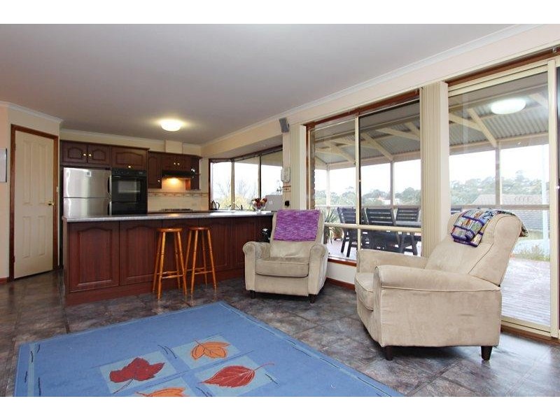 1 Dunalbyn Drive, Aberfoyle Park SA 5159