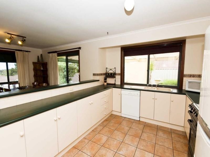 33 Wooding Avenue, Woodcroft SA 5162