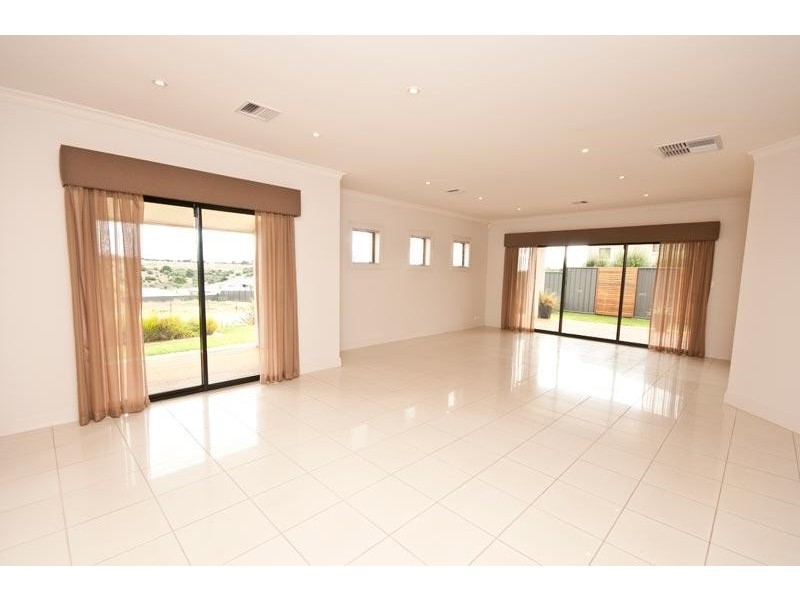 1 Evergreen Parade, Flagstaff Hill SA 5159