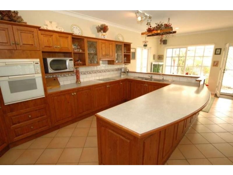 106 Oakridge Rd, Aberfoyle Park SA 5159