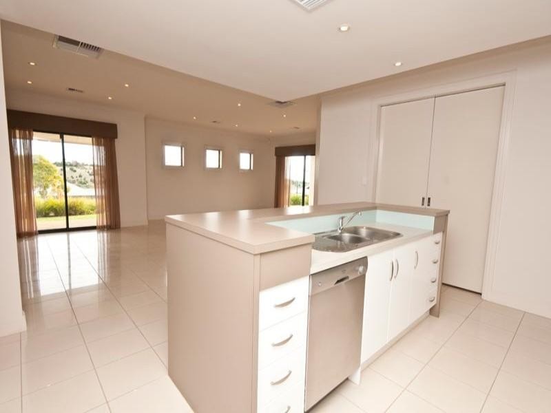1 Evergreen Parade, Flagstaff Hill SA 5159
