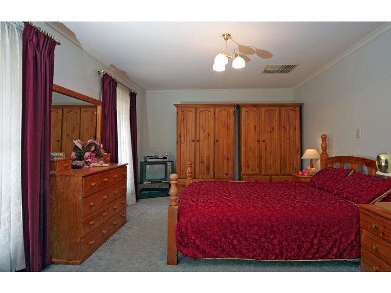 18 MONCUR STREET, Woodcroft SA 5162