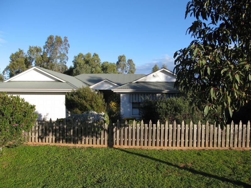 4 Baron Court, Greenock SA 5360