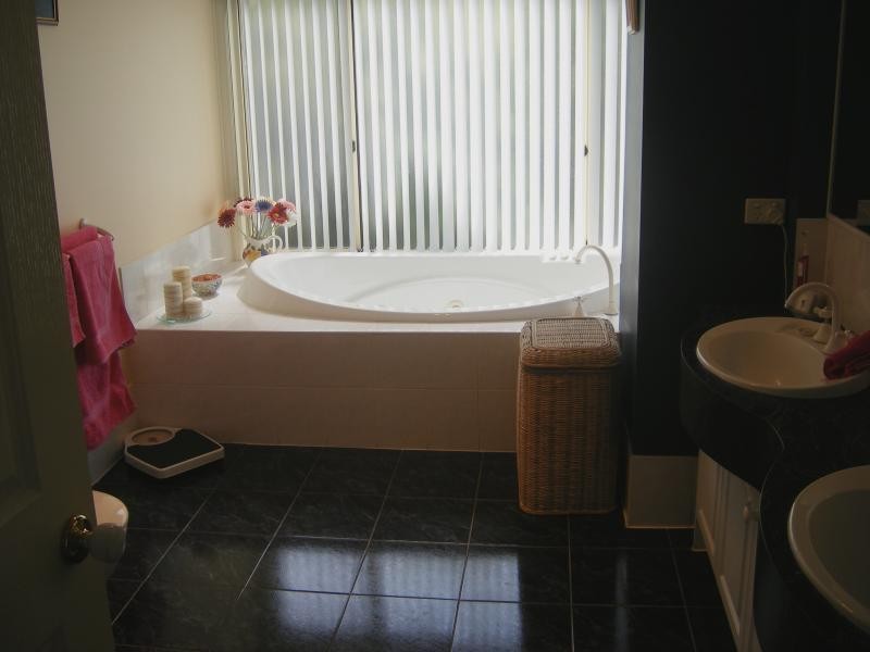 20 Ingleton Drive, Hallett Cove SA 5158