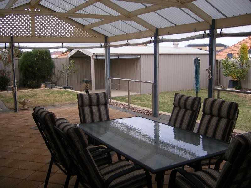 25 Ingleton Drive, Hallett Cove SA 5158