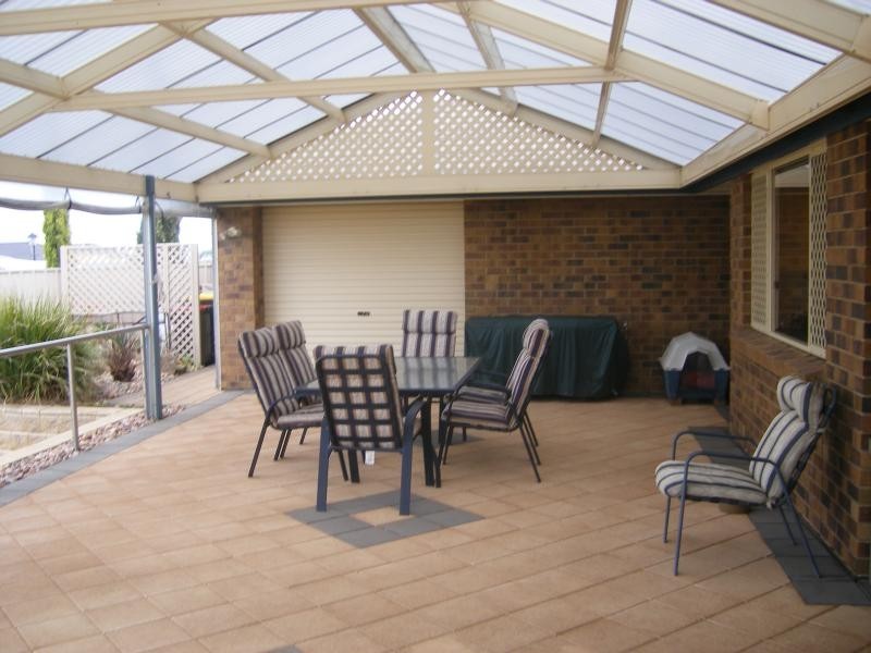 25 Ingleton Drive, Hallett Cove SA 5158
