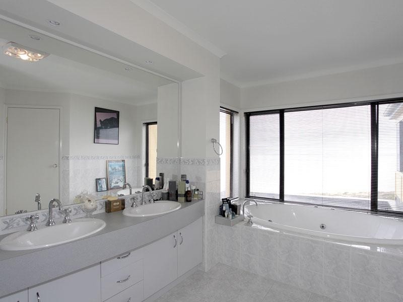 17 Balboa Drive, Hallett Cove SA 5158