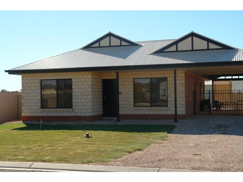 15 Brokenshire Street, Moonta Bay SA 5558