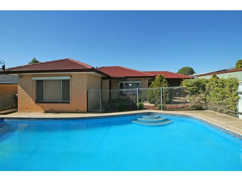 16 CARBENET DRIVE, Hackham SA 5163