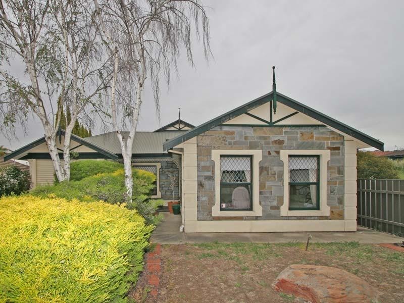 8 HURTLE COURT, Woodcroft SA 5162