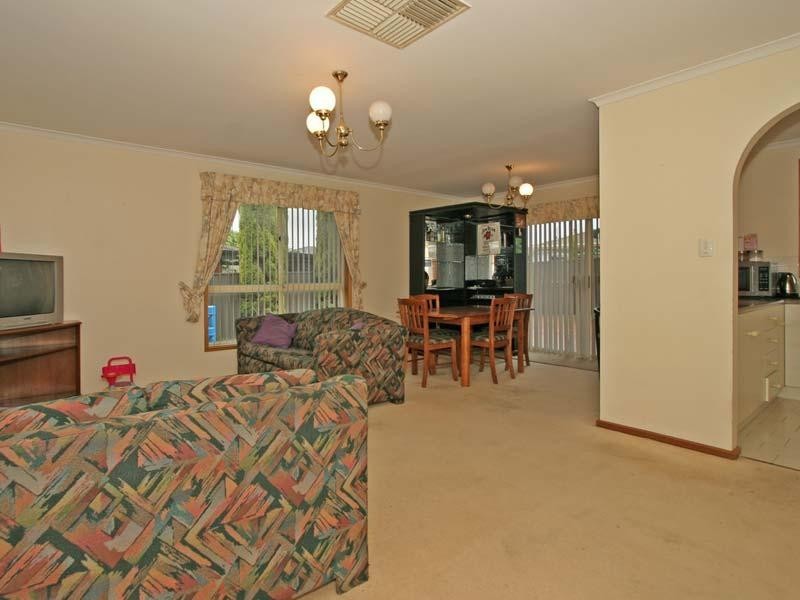 8 HURTLE COURT, Woodcroft SA 5162