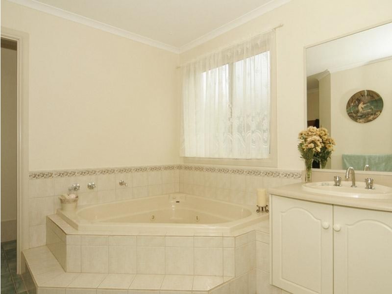 10 Waverley Drive, Willunga SA 5172