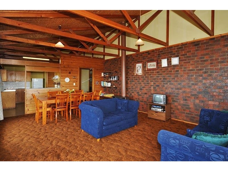 9 Hart Ave, Victor Harbor SA 5211