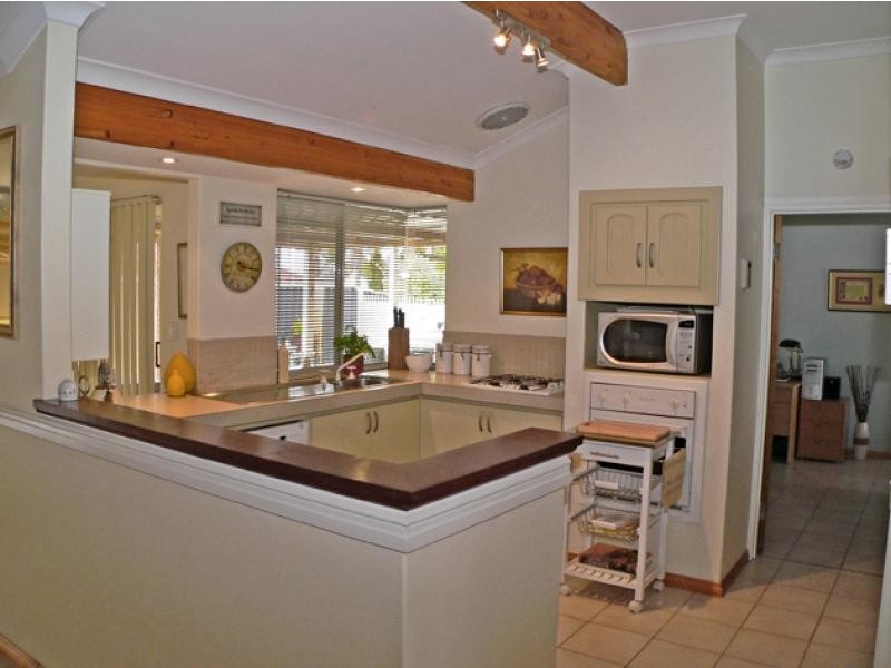 24 MUNTRIES PLACE, Halls Head WA 6210