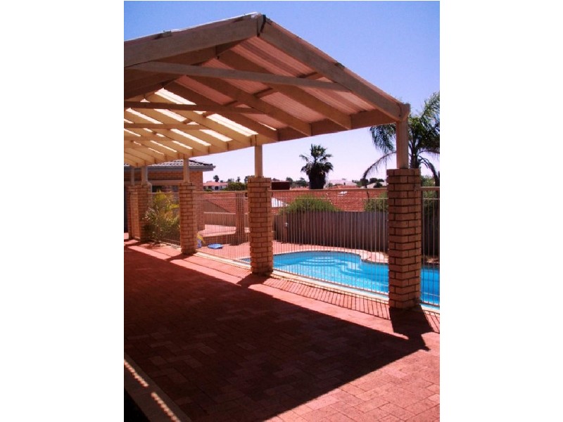 6 ST ANDREWS COURT, Halls Head WA 6210
