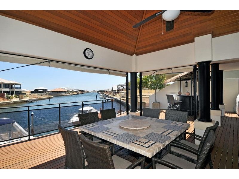 24 LEISURE WAY, Halls Head WA 6210