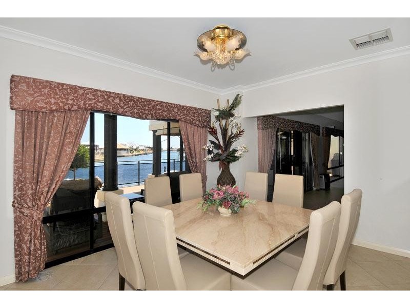 24 LEISURE WAY, Halls Head WA 6210