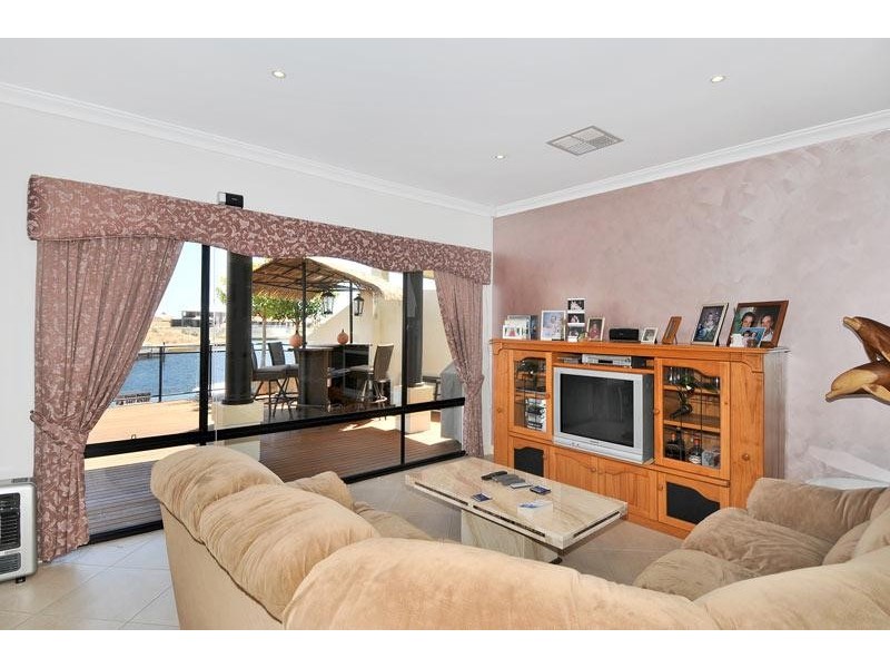 24 LEISURE WAY, Halls Head WA 6210