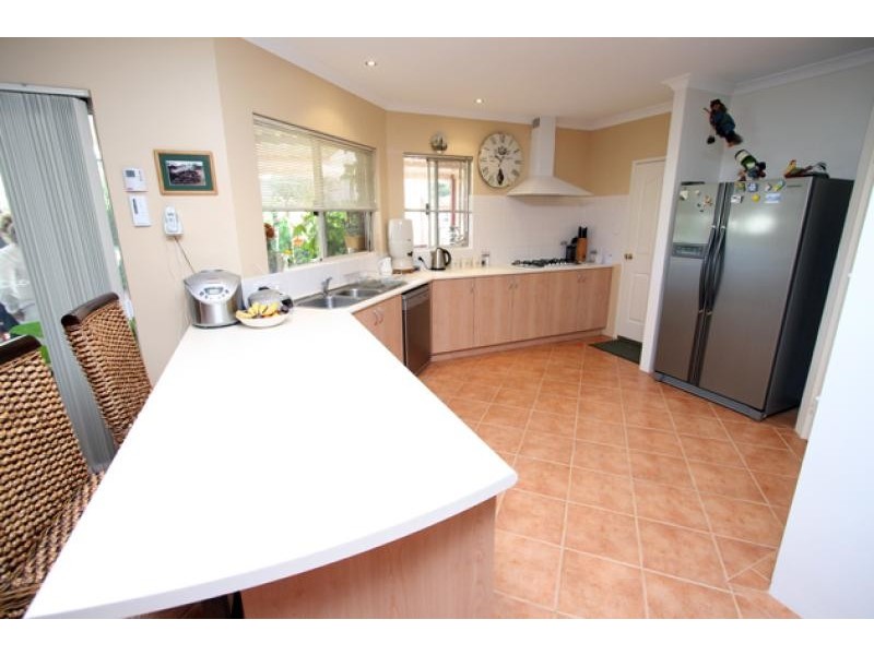 6 NAPIER CLOSE, Halls Head WA 6210