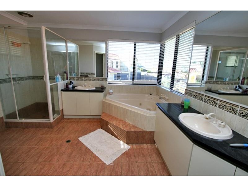 16 Highview Rise, Halls Head WA 6210