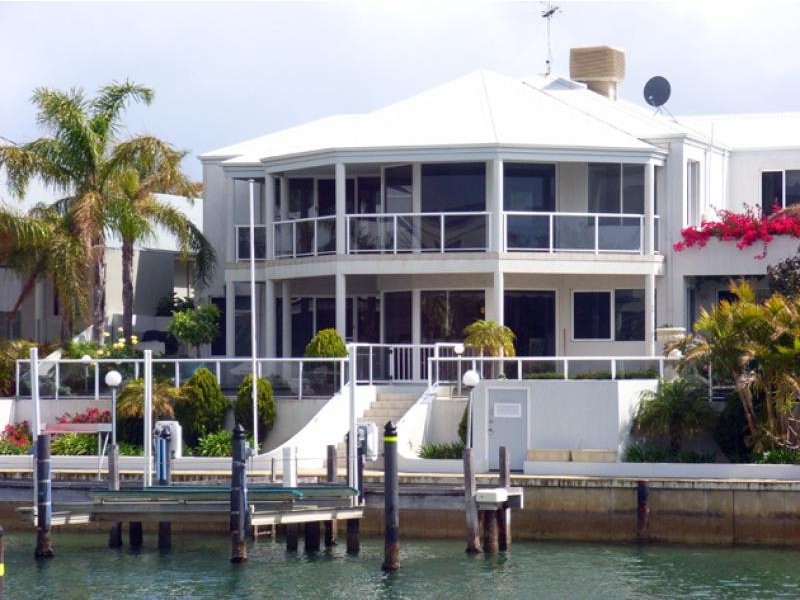 17 Cambria Island Retreat, Halls Head WA 6210