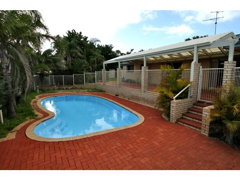 6 St Andrews Court, Halls Head WA 6210