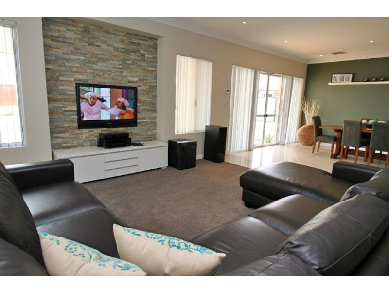 6 Roseburg Court, Meadow Springs WA 6210