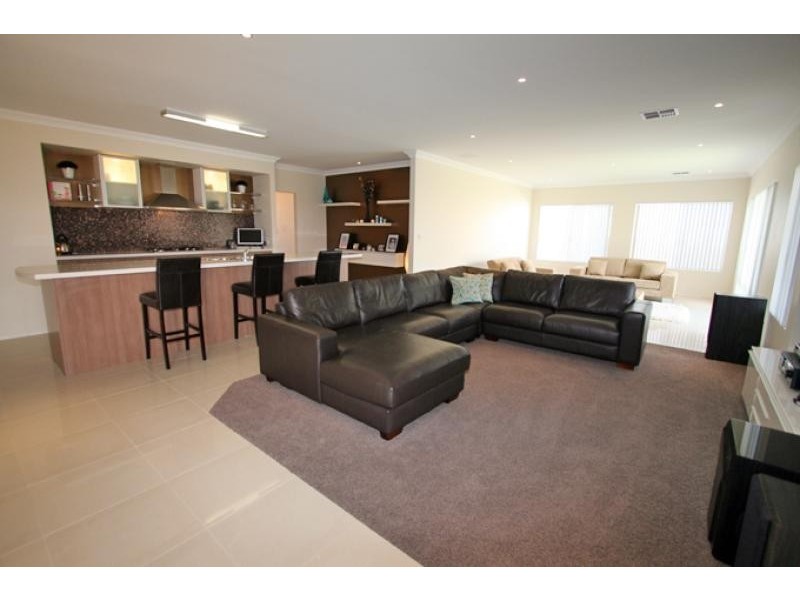 6 Roseburg Court, Meadow Springs WA 6210