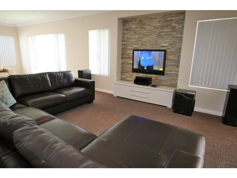 6 Roseburg Court, Meadow Springs WA 6210