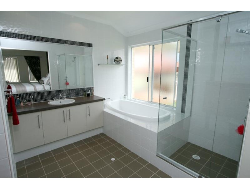 6 Roseburg Court, Meadow Springs WA 6210