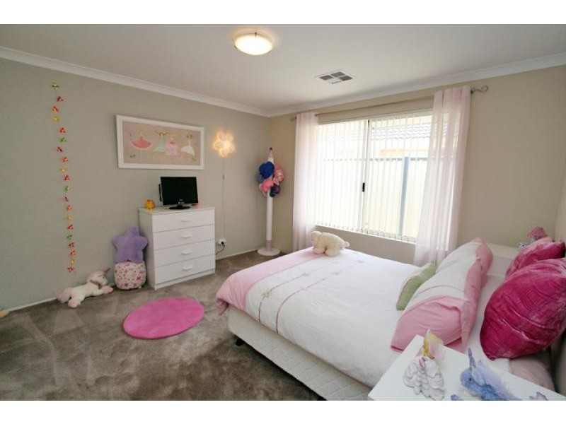 6 Roseburg Court, Meadow Springs WA 6210