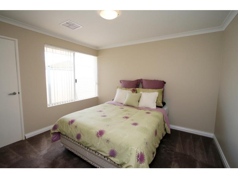 6 Roseburg Court, Meadow Springs WA 6210