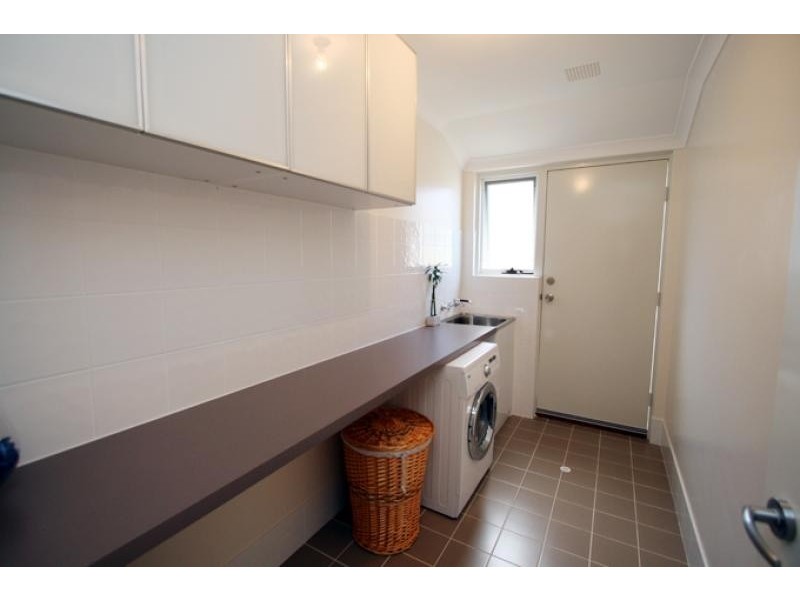 6 Roseburg Court, Meadow Springs WA 6210