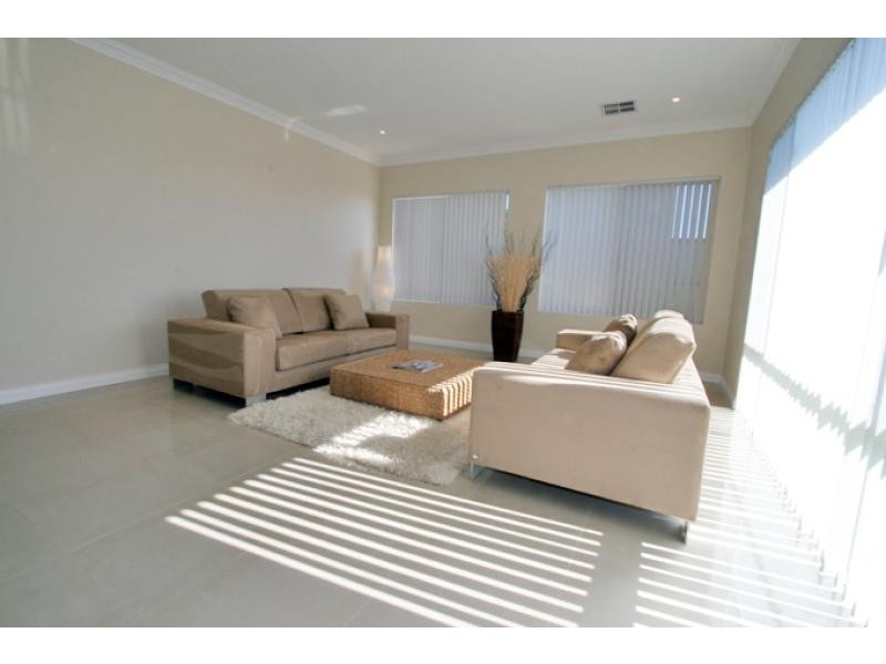 6 Roseburg Court, Meadow Springs WA 6210