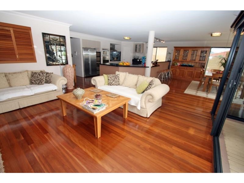 6 Rialto Place, Halls Head WA 6210