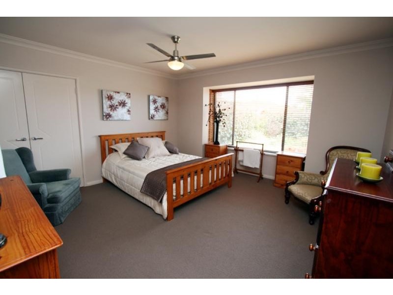 6 Rialto Place, Halls Head WA 6210